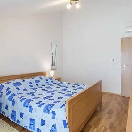 Stara Kuca Шимуни